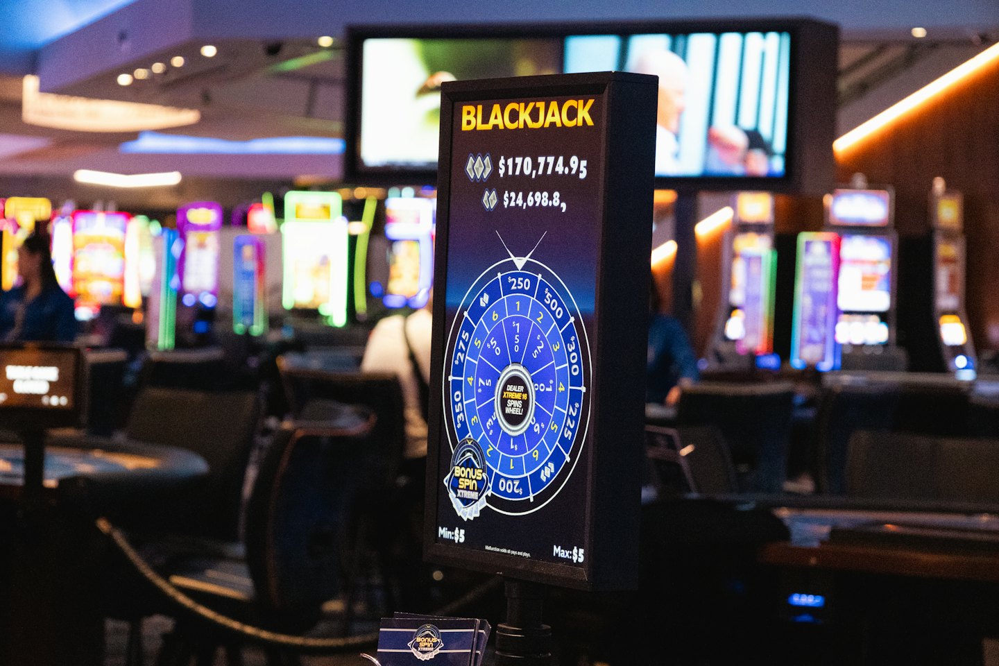 Schermo digitale che mostra i jackpot del blackjack e la ruota dei premi bonus.
