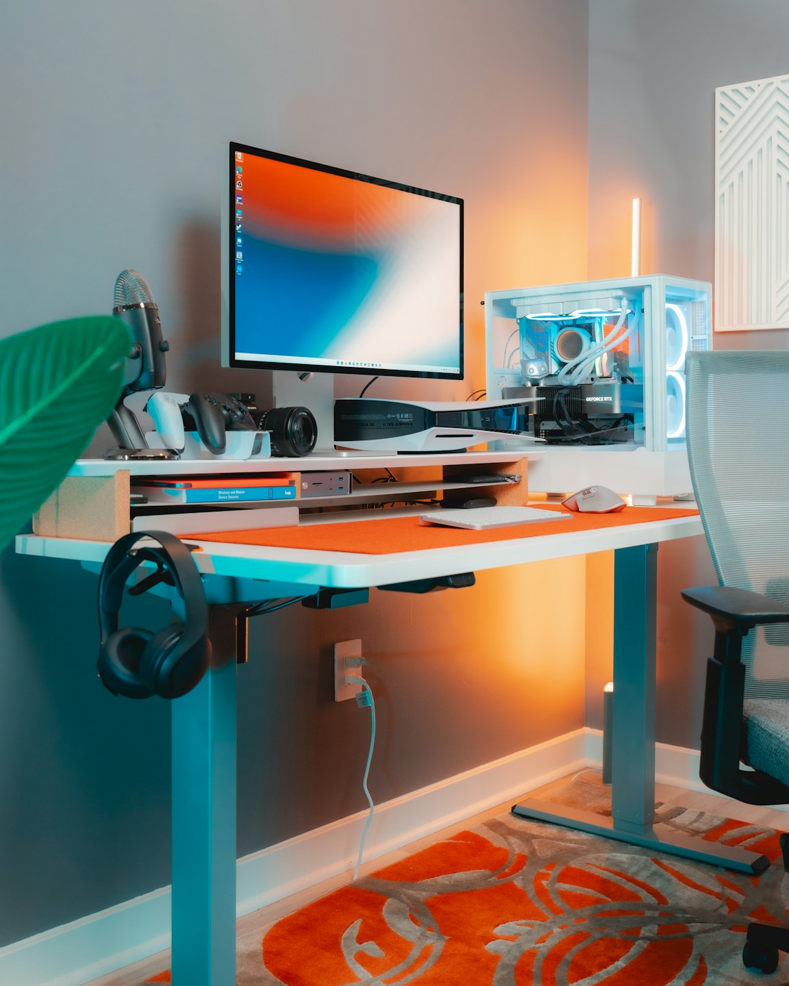 Una moderna scrivania per computer con attrezzatura da gaming e illuminazione a LED.